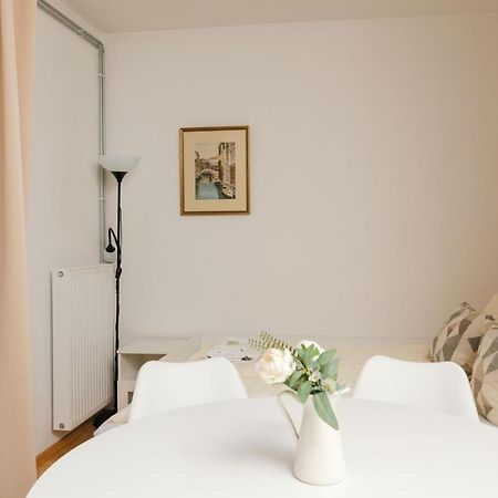 Apartment Zentral Direkt An U-Bahn Station Vienna Esterno foto