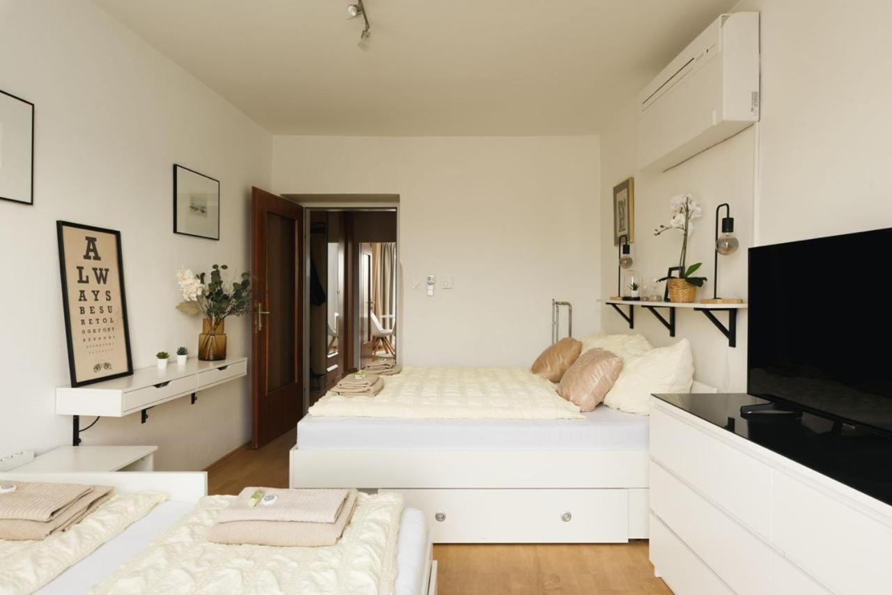 Apartment Zentral Direkt An U-Bahn Station Vienna Esterno foto